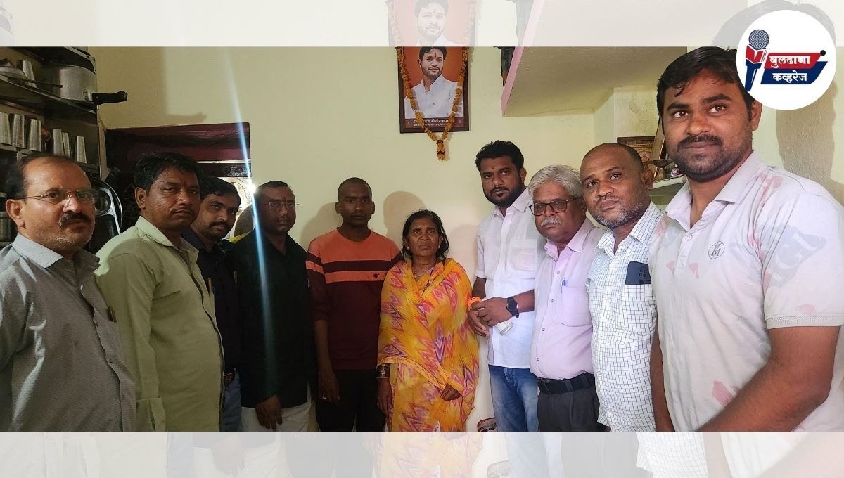 प्रकाशभाऊ डोंगरे यांची सामाजिक बांधिलकी: धोडप येथील मांडवे कुटुंबाला 21 हजारांची मदत