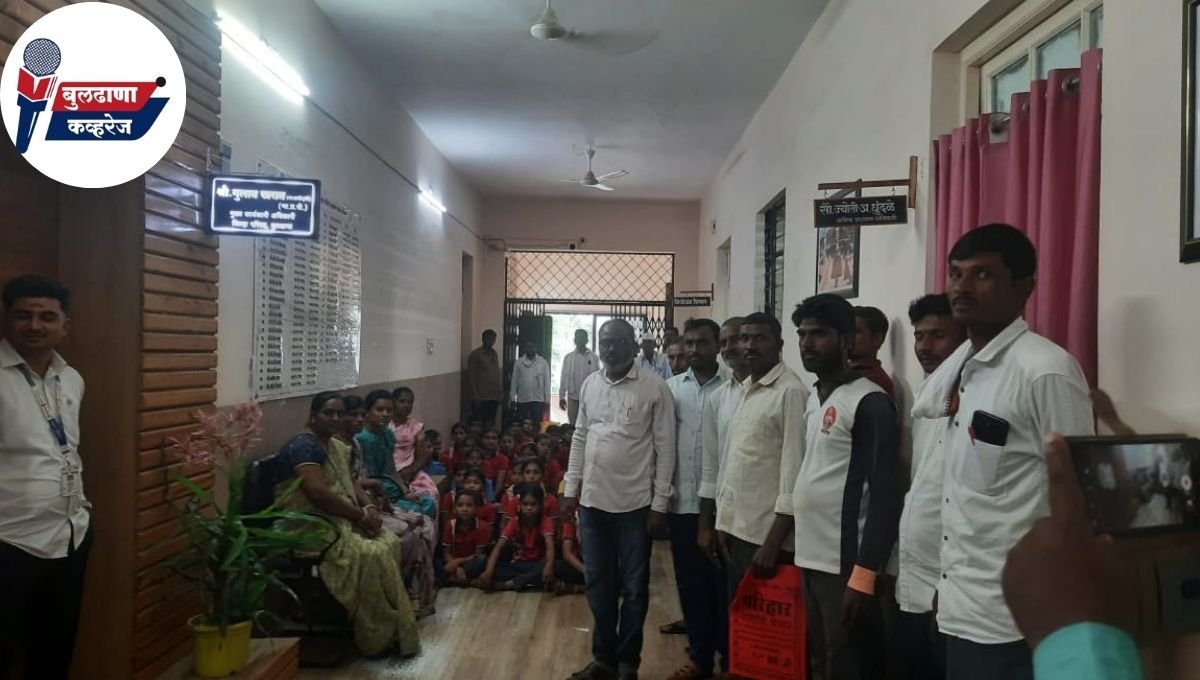 अमोनाच्या जिल्हा परिषद विद्यार्थ्यांच्या पालकांनी सीओच्या दालनात भरवली शाळा… जोपर्यंत शिक्षक मिळणार नाही तोपर्यंत आंदोलन थांबणार नाही